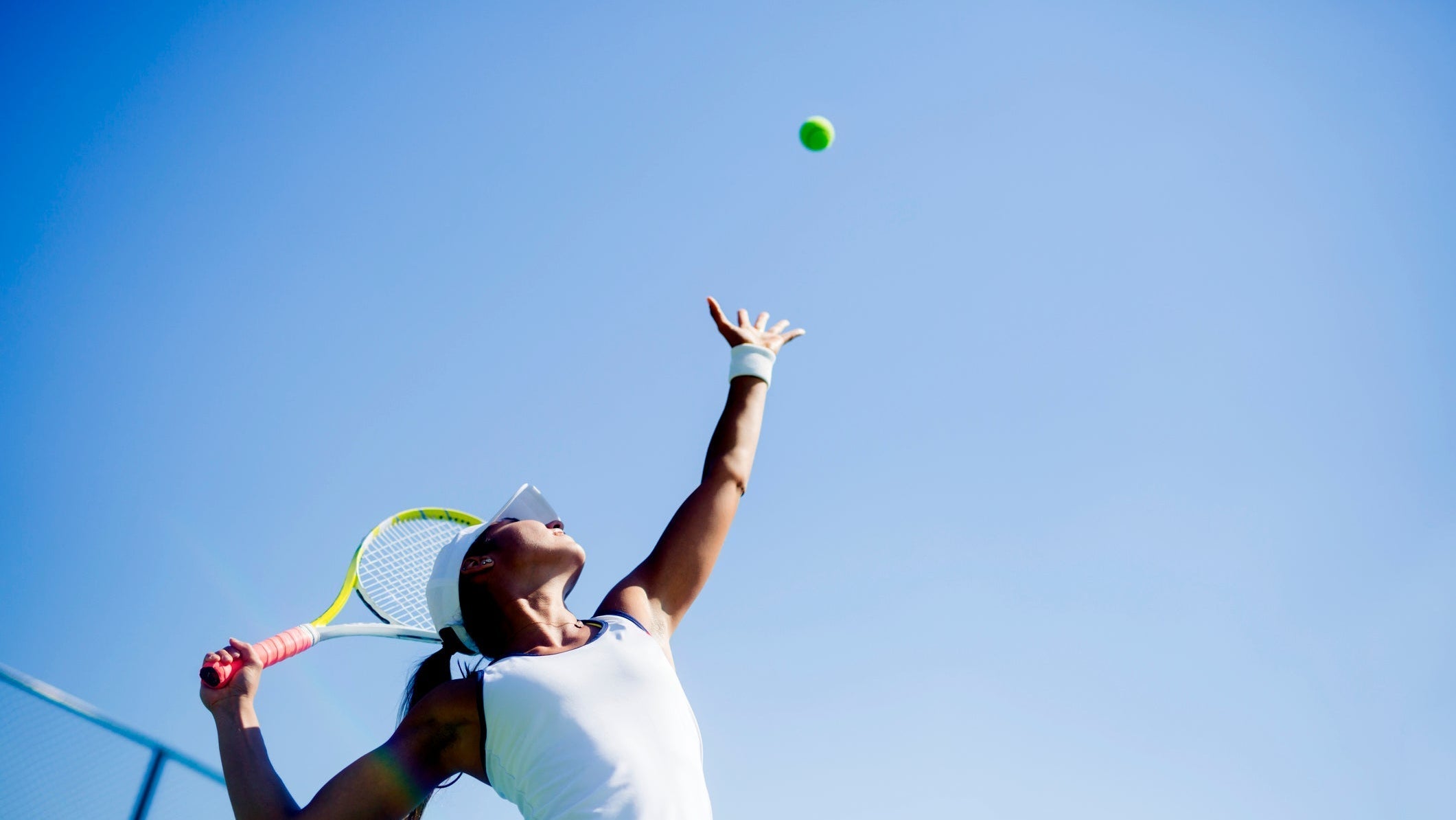 Tenniselleboog tapen: zo verlicht je de pijn bij elke swing