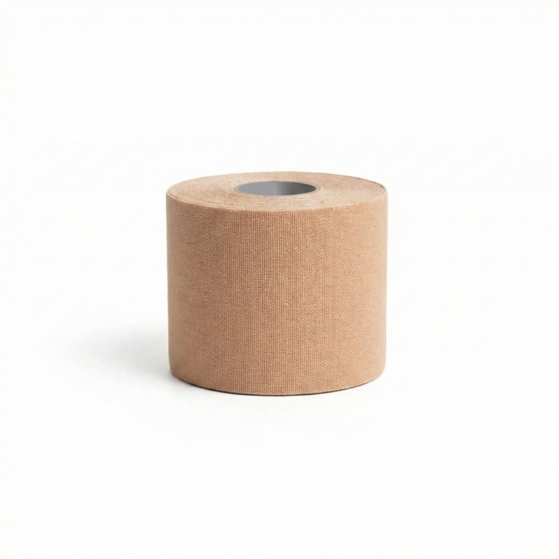 Een rol beige, getextureerde kinesiotape met een grijze kern