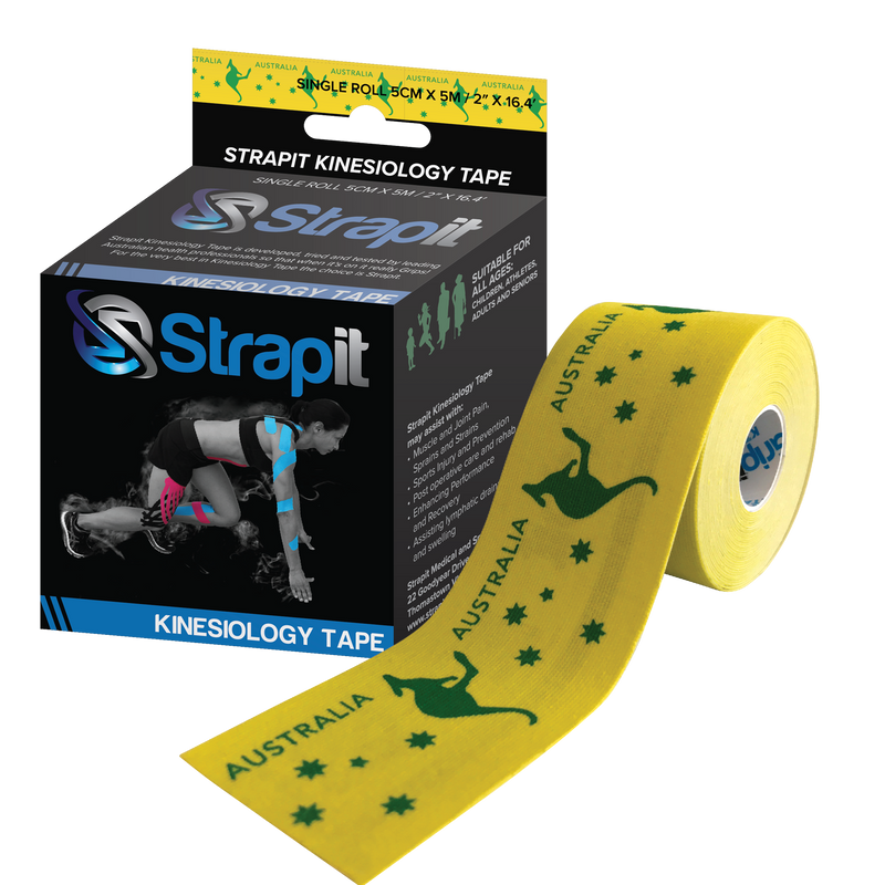 Gele Strapit Kinesiologie Tape met groene Australische kangoeroe en sterren, naast de zwarte verpakking.