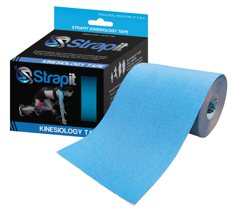 Strapit Original Kinesiologie Tape, een blauwe rol van 5cm x 5m, naast de bijpassende verpakking.