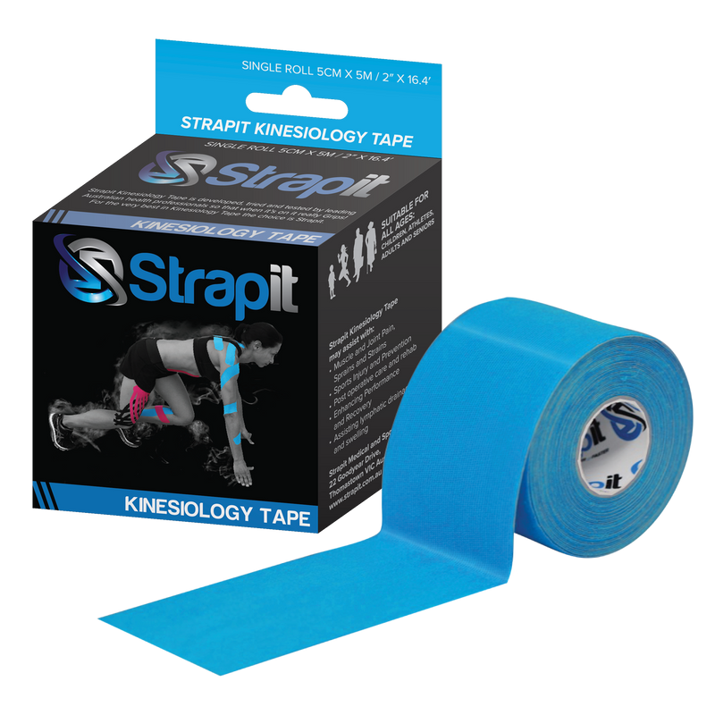 Blauwe Strapit kinesiologie tape rol van 5cm x 5m naast de verpakking met productinformatie.