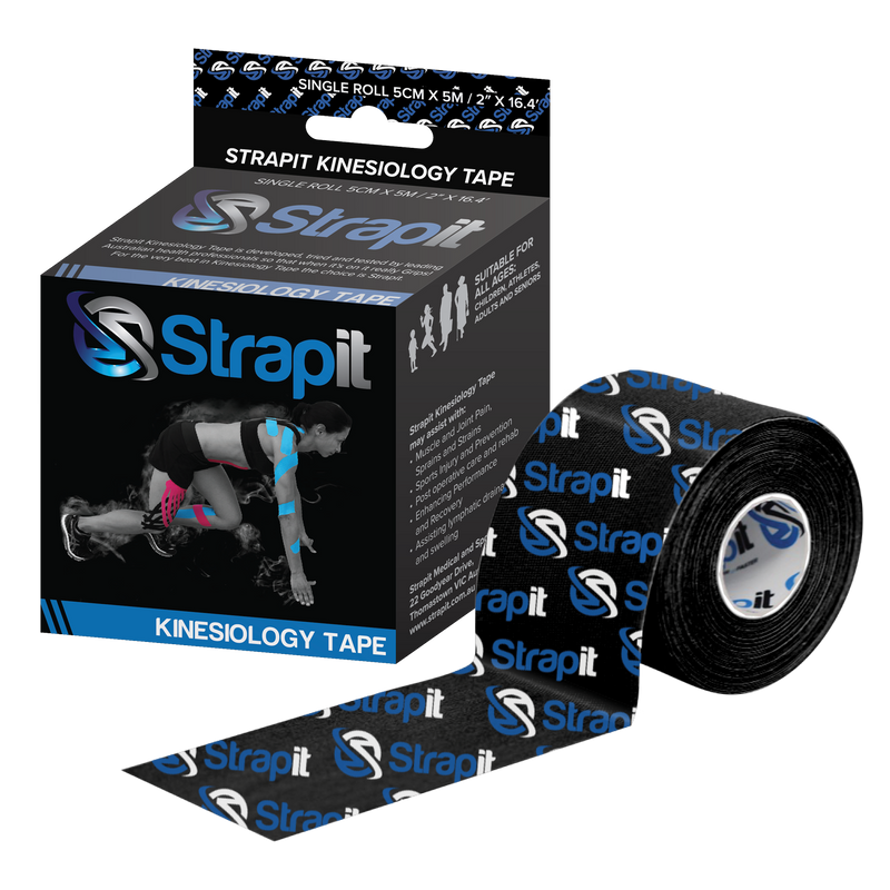 Zwarte Strapit kinesiologie tape rol van 5 cm x 5 m naast de verpakking met blauw logo.