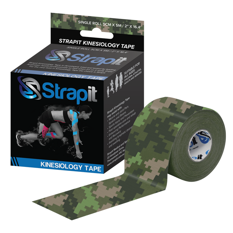 Strapit Kinesiologie Tape in camouflagepatroon, 5 cm x 5 m rol, naast de zwarte verpakking.