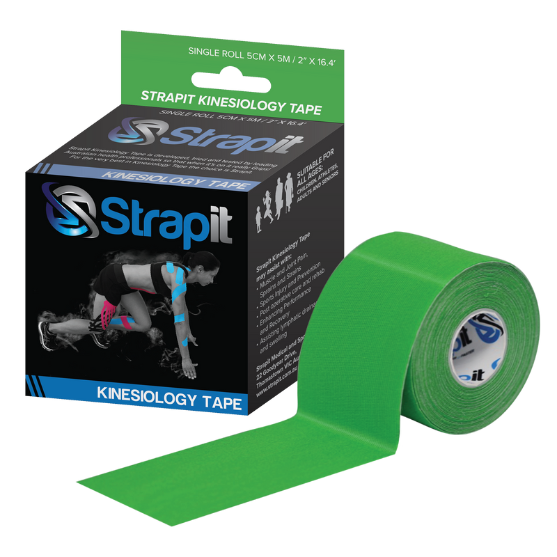 Groene Strapit kinesiologie tape rol van 5cm x 5m naast de productverpakking.