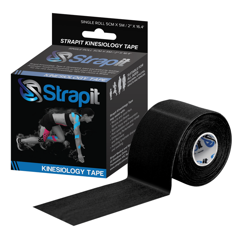 Zwarte Strapit kinesiologie tape rol van 5 cm x 5 m naast de verpakking.